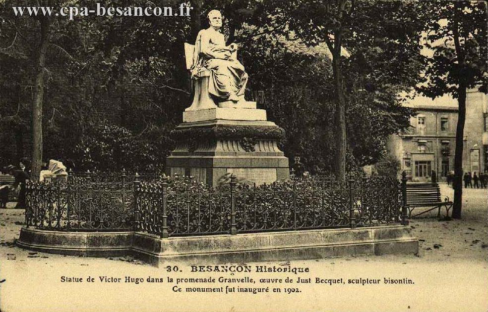 30. BESANÇON Historique - Statue de Victor Hugo dans la promenade Granvelle, oeuvre de Just Becquet, sculpteur bisontin. Ce monument fut inauguré en 1902.